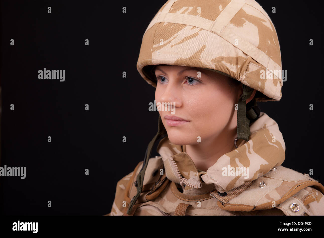 Junge weibliche Soldaten tragen britische militärische Wüste Tarnung-Uniform vor einem schwarzen Hintergrund. Stockfoto