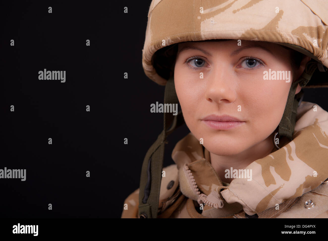 Junge weibliche Soldaten tragen britische militärische Wüste Tarnung-Uniform vor einem schwarzen Hintergrund. Stockfoto