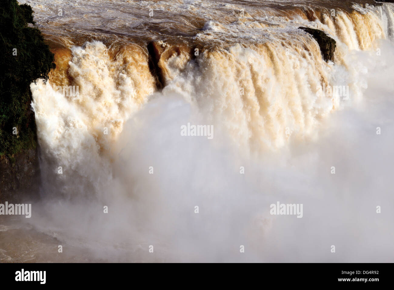 Brasilien, Iguazú Nationalpark: Stelle die Iguazú-Wasserfälle mit Rekordwasserständen Stockfoto