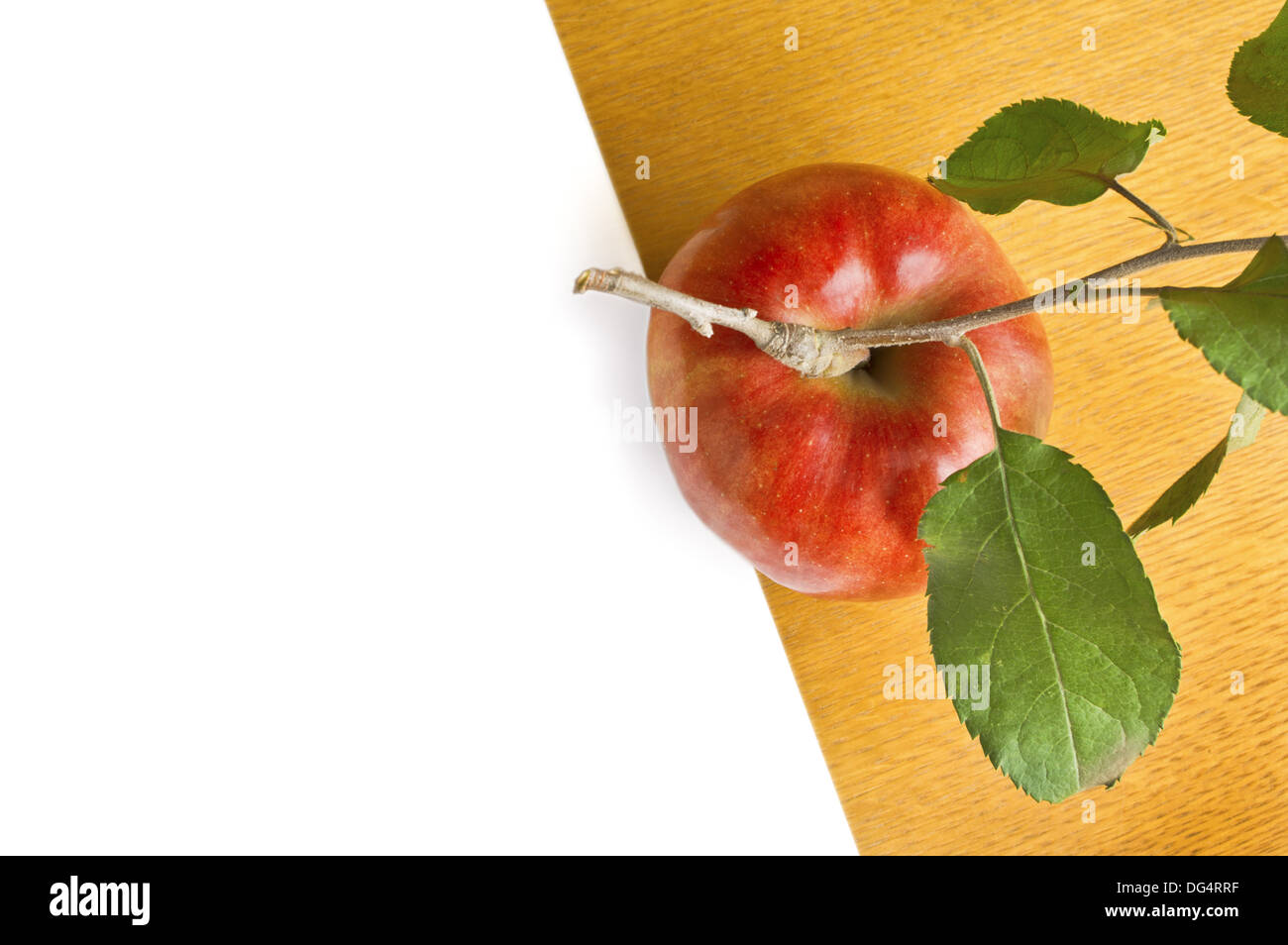 Leckeren roten Apfel und weißem Papier auf Holz Tisch. Stockfoto