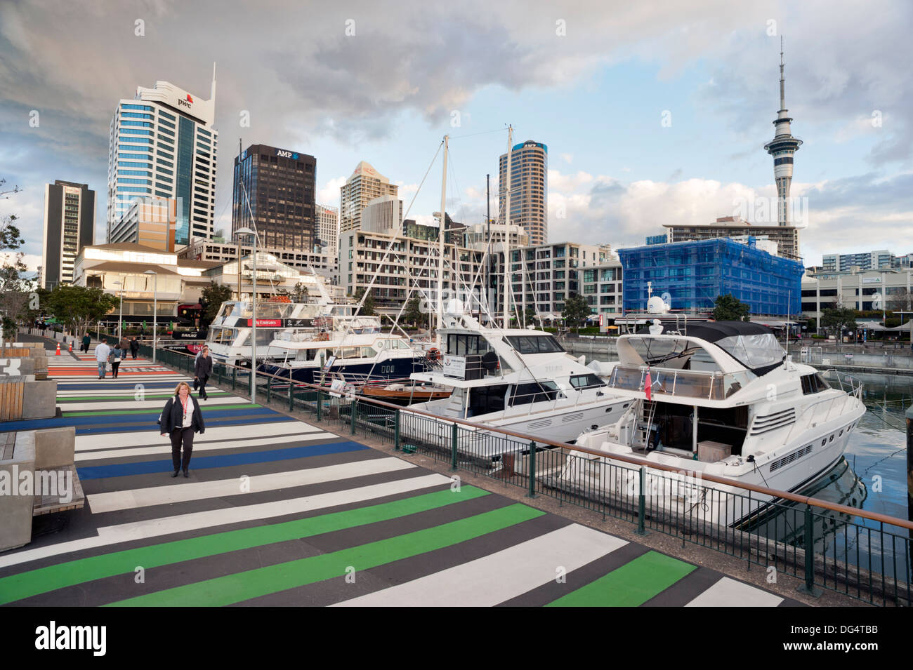 Auckland, Neuseeland. der Uferpromenade im Zentrum Stadt mit dem Sky Tower im Hintergrund. Stockfoto