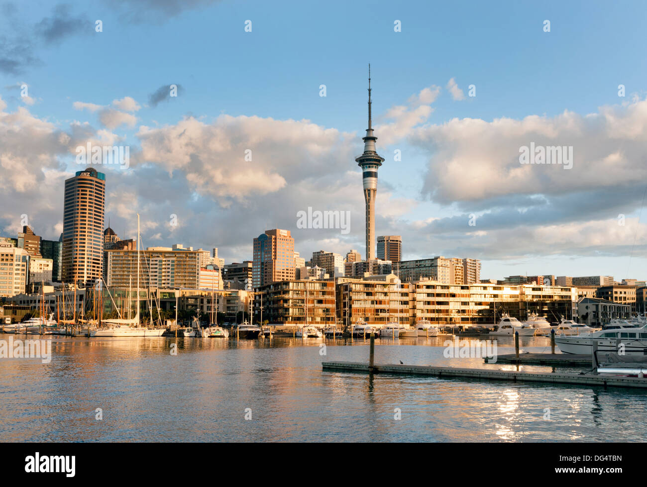 Auckland, Neuseeland. Das Stadtzentrum und Sky Tower scheinen aus über den Hafen Stockfoto