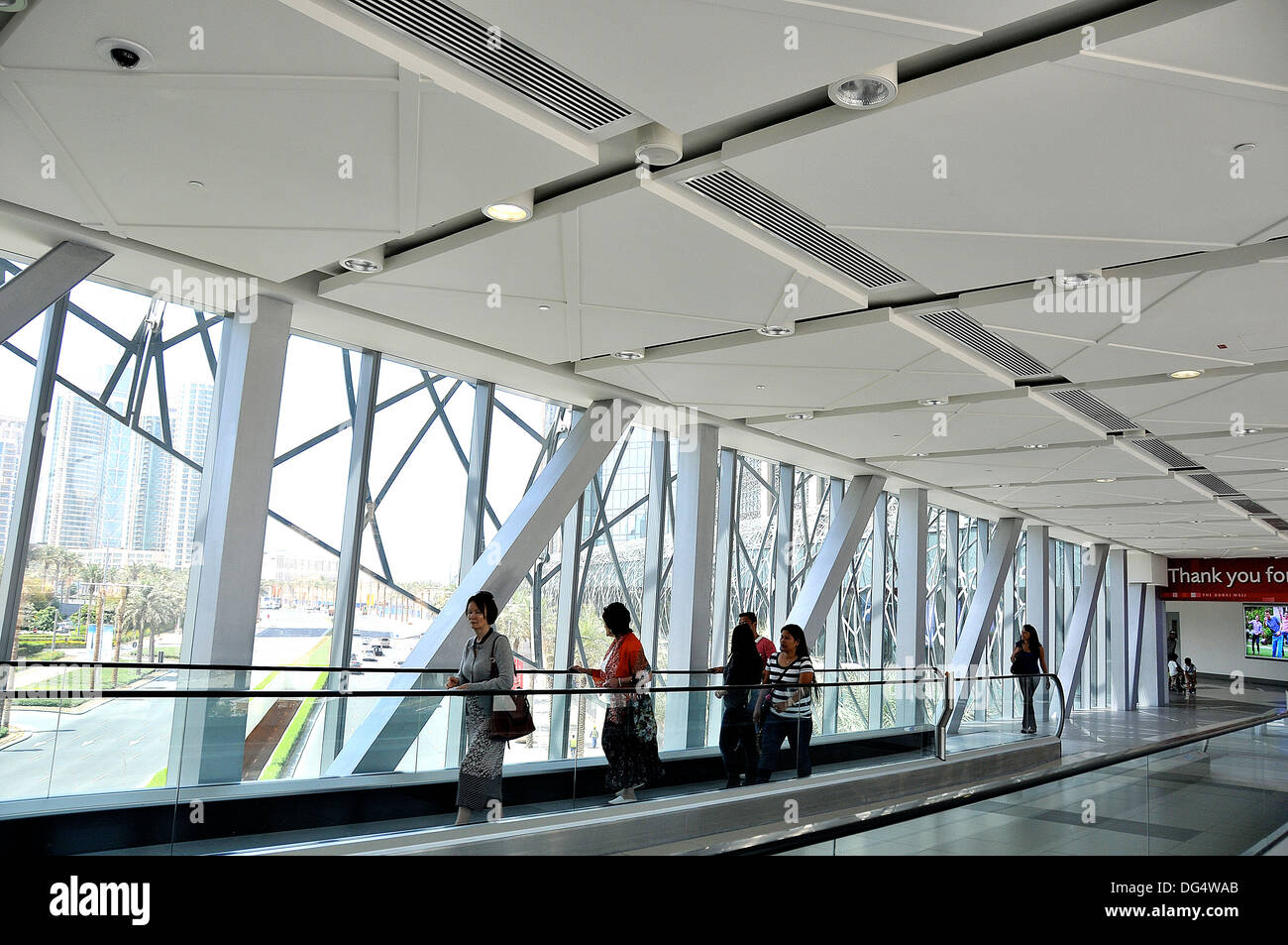 Travelator Laufband zur Dubai Mall, u-Bahnstation, Dubai, Vereinigte  Arabische Emirate Stockfotografie - Alamy