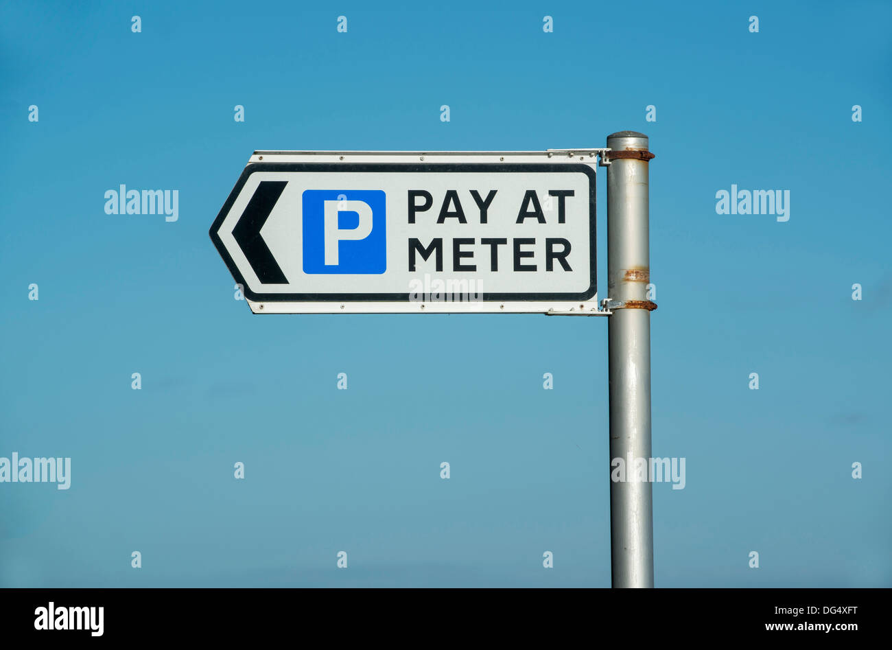 Eine metallische Parkplatz bezahlen am m-Schild vor einem blauen Himmel, UK Stockfoto