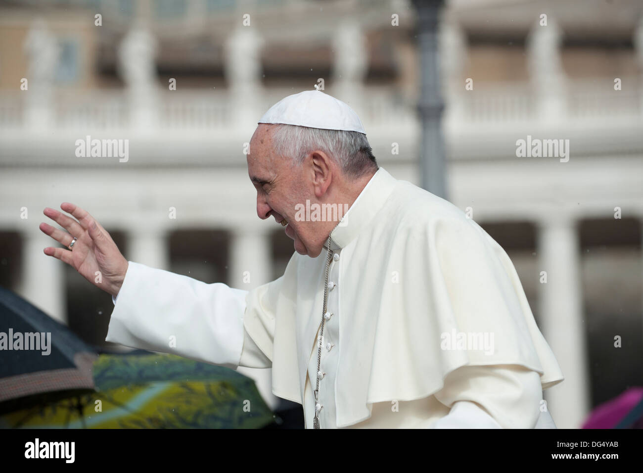 Papst Francesco begrüßt die Gläubigen auf dem Petersplatz. Stockfoto