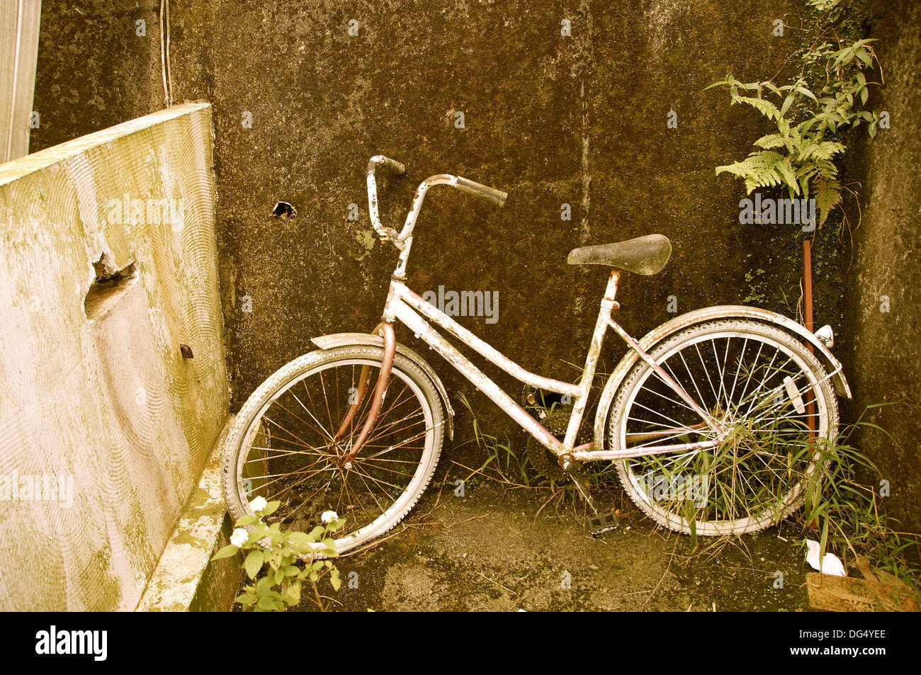 Einem alten stillgelegten Fahrrad gegen die Wand Stockfoto