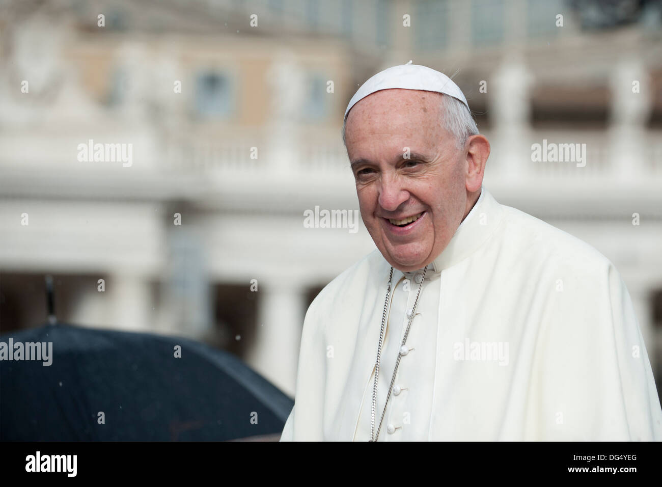 Papst Francesco begrüßt die Gläubigen auf dem Petersplatz. Stockfoto