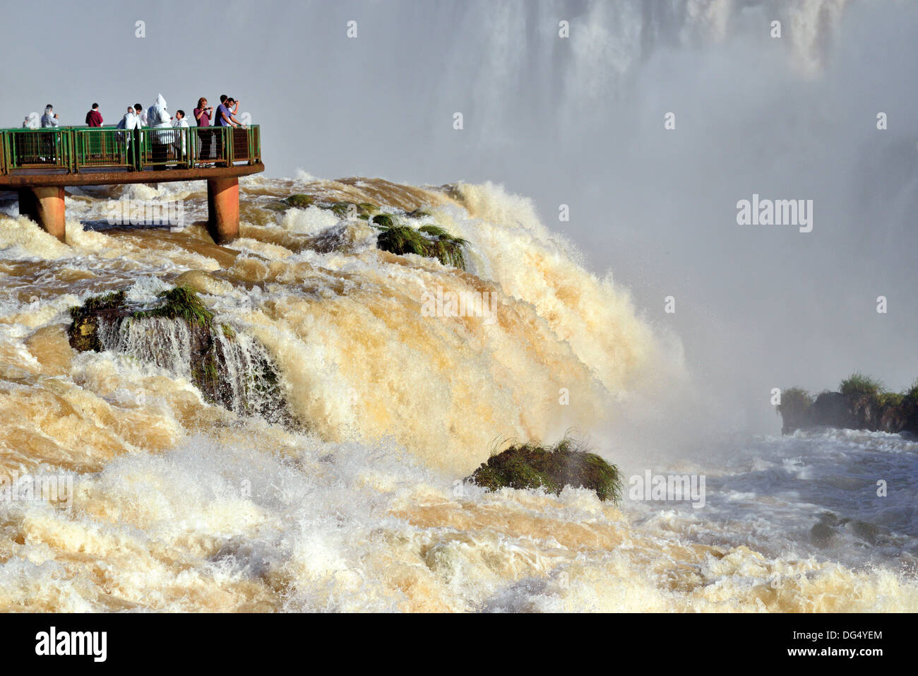 Brasilien, Iguazú Nationalpark: Touristen schätzen die Iguaçu-Wasserfälle mit Rekordwasserständen von einer Panoramaplattform Stockfoto