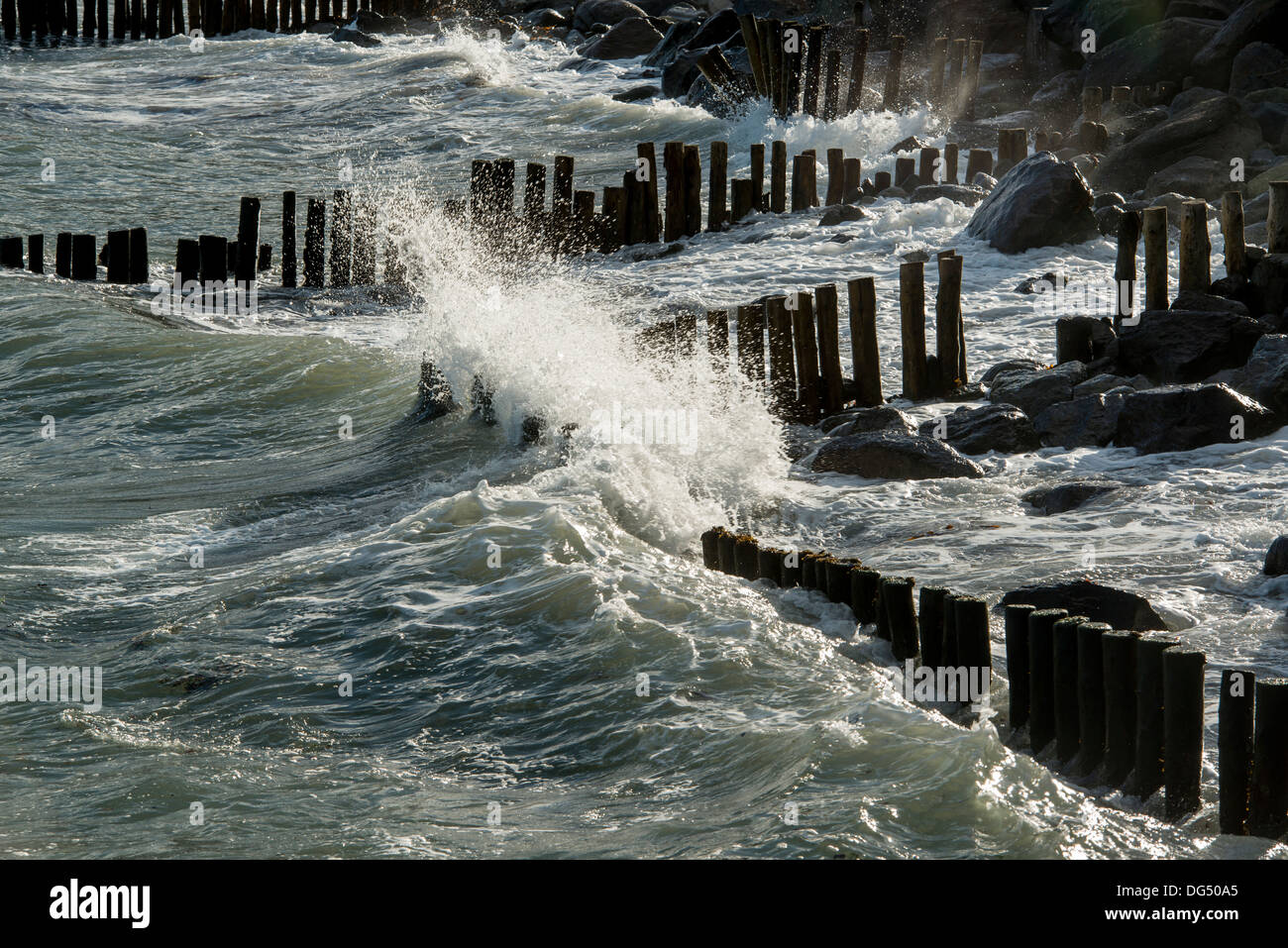 Flut trifft die hölzerne Leiste auf die küstennahen Dorf Lynmouth auf der Nord-Devon Küste wo Exmoor das Meer, UK berührt Stockfoto
