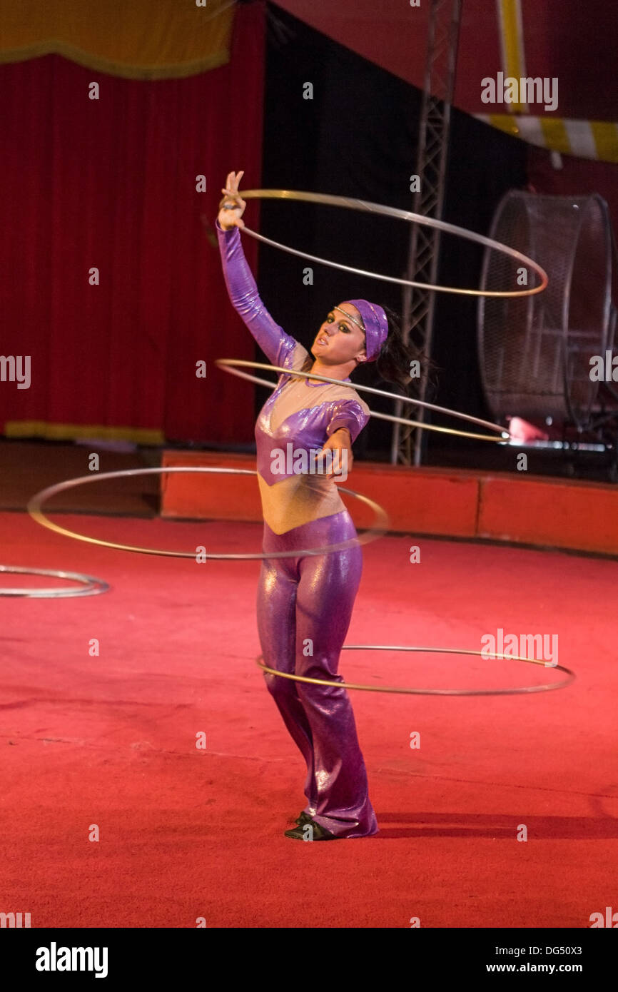 Hula Hoop-Routine im Zirkus an großen New York State Fair, Syrakus. Stockfoto