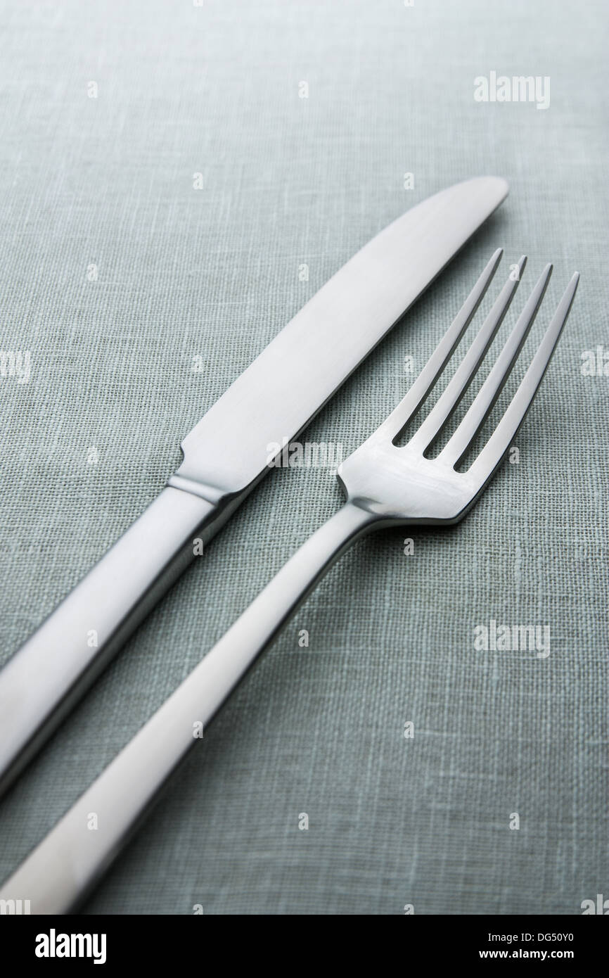 Silber Messer und Gabel auf neutralem Hintergrund Stockfoto