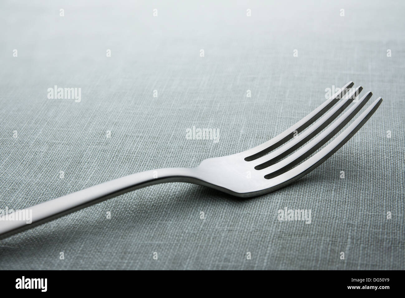 silberne Gabel auf neutralem Hintergrund Stockfoto