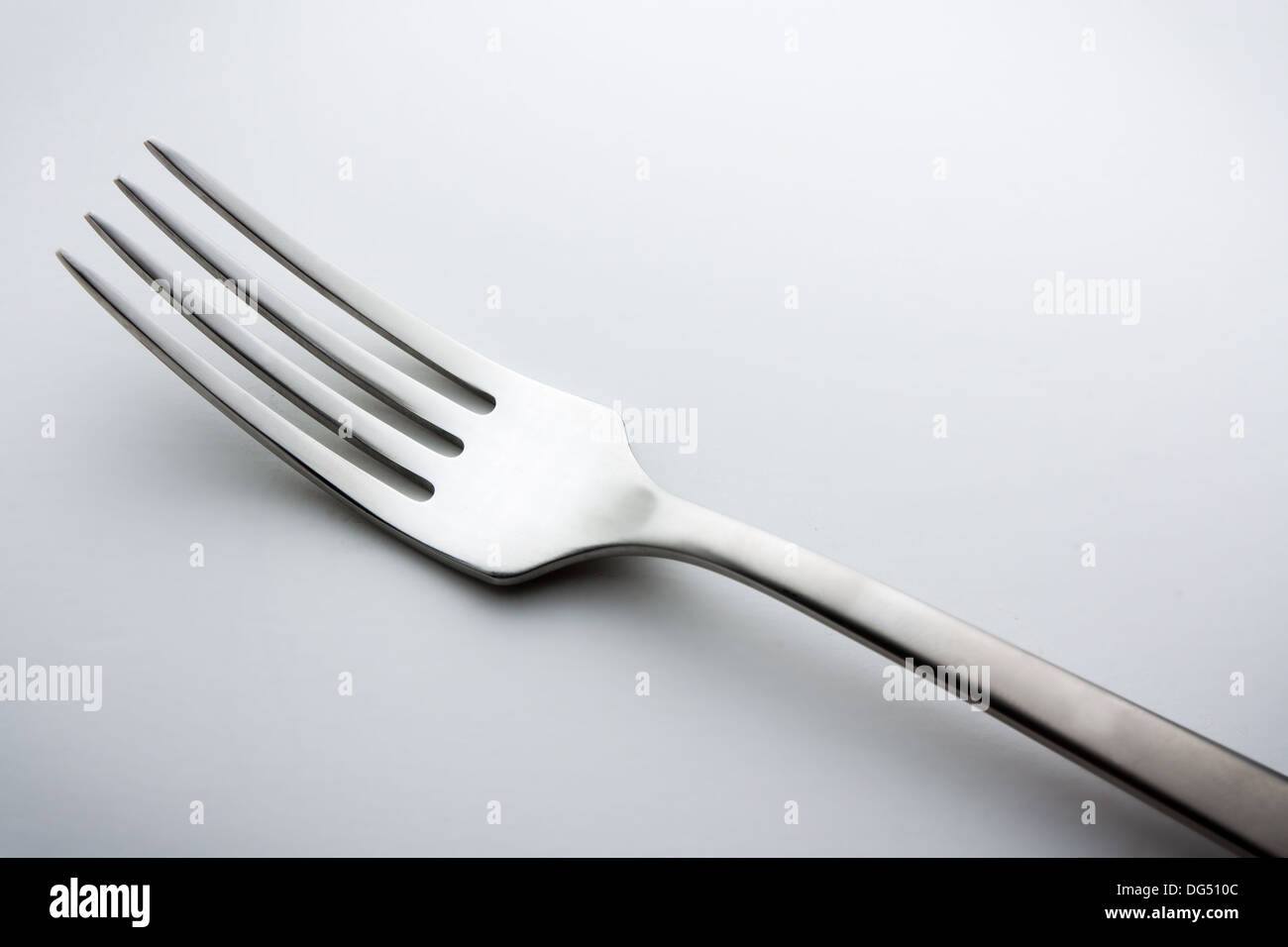 silberne Gabel auf neutralem Hintergrund Stockfoto