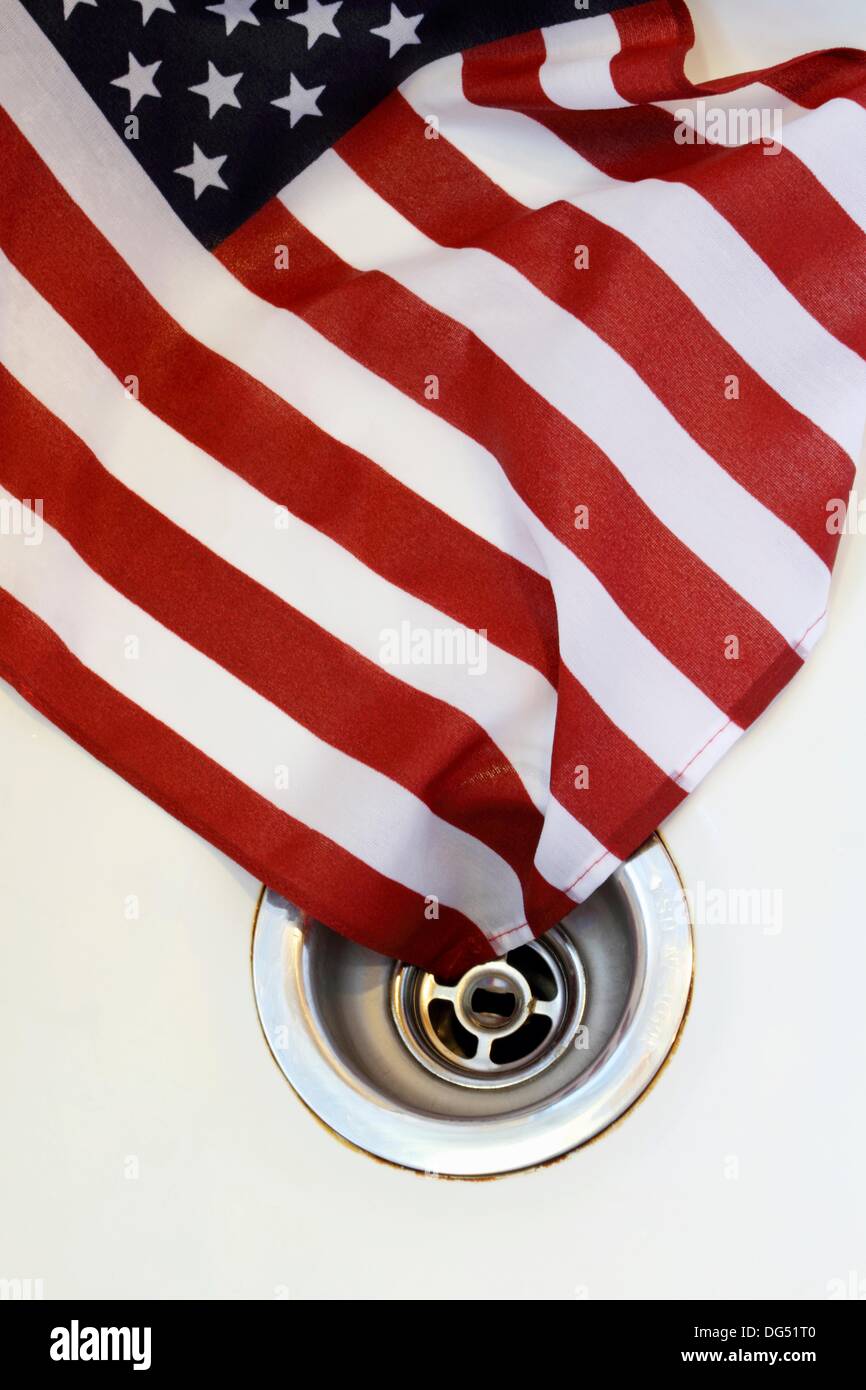 Amerikanische Flagge Die Hinunter Des Abfluss Symbolisches Bildes Des Niedergangs Der Usa Mit Dem Untertitel Die Wirkung Des Liberalismus Stockfotografie Alamy