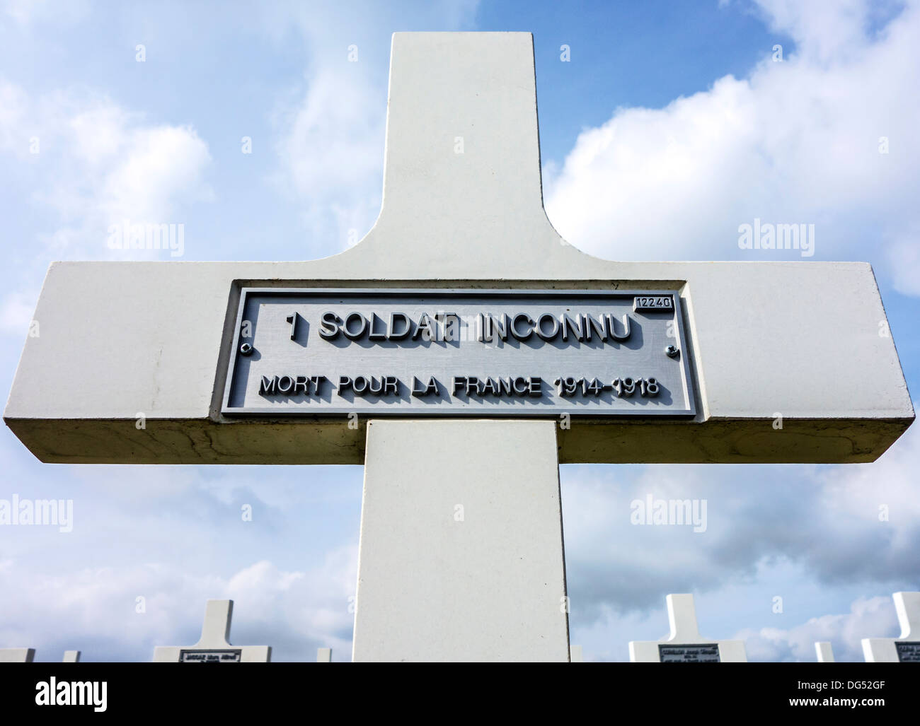 WW1 Kreuz am Grab des unbekannten französischen Soldaten im ersten Weltkrieg ein Soldatenfriedhof, Frankreich Stockfoto