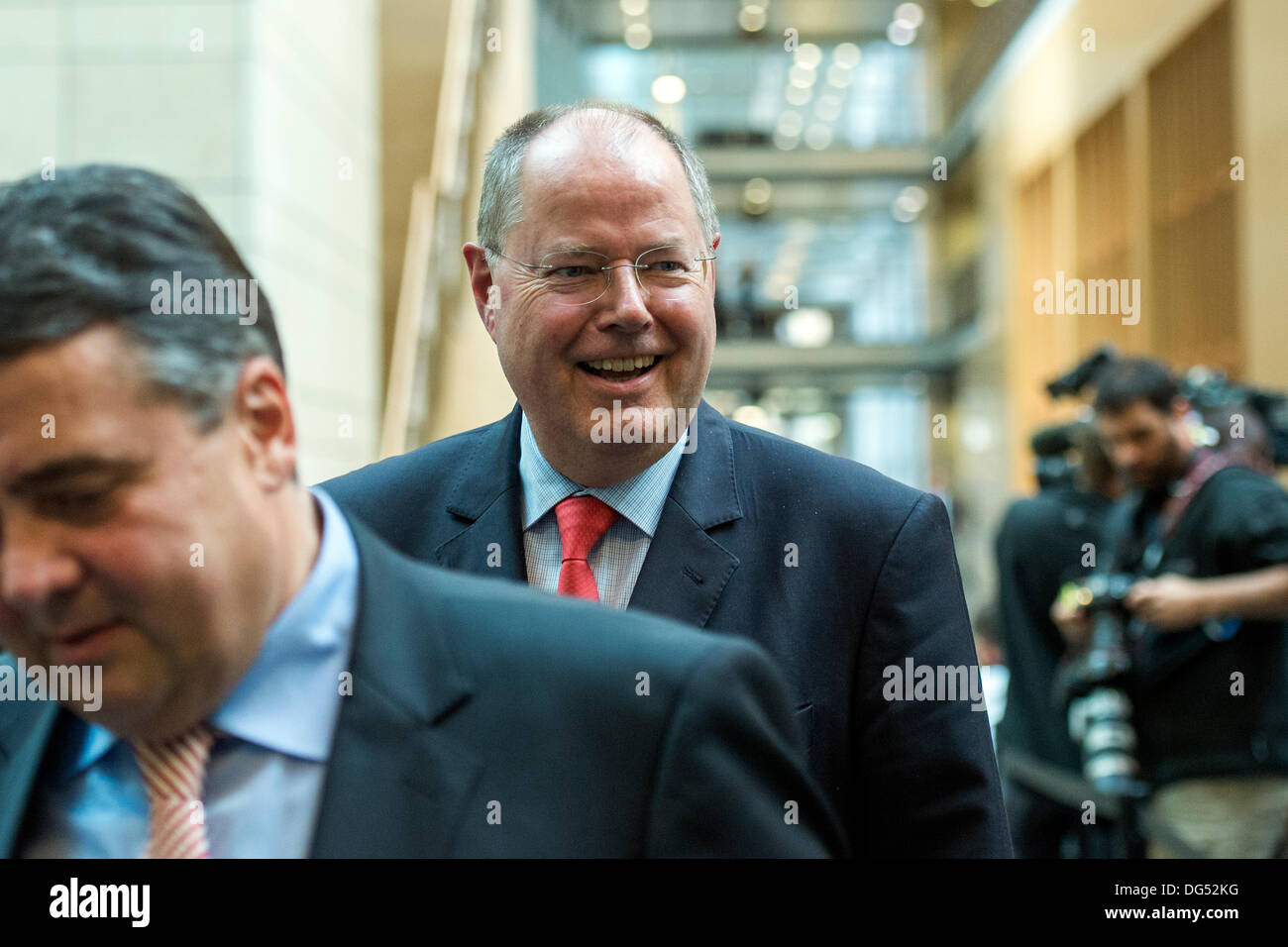 Berlin, Deutschland. 14. Oktober 2013. Hauptversammlung zwischen Union (CDU/CSU) und SPD die Koalition zwischen den beiden Parteien vorbereiten. Bildnachweis: Goncalo Silva/Alamy Live-Nachrichten. Stockfoto