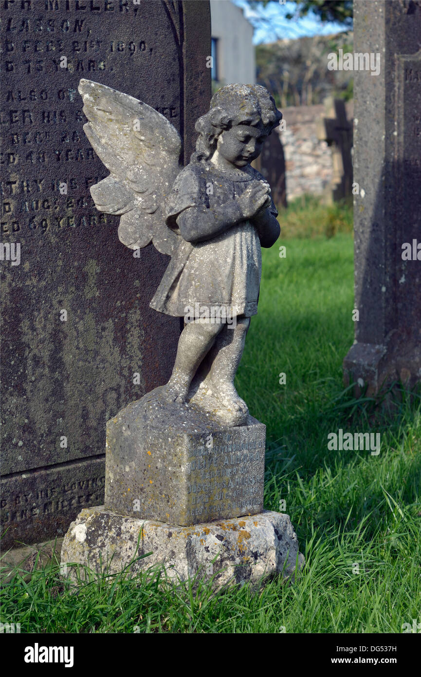 Engel Statue Grabstein. Kirche von St. Michael. Bowness auf Solway, Cumbria, England, Vereinigtes Königreich, Europa. Stockfoto