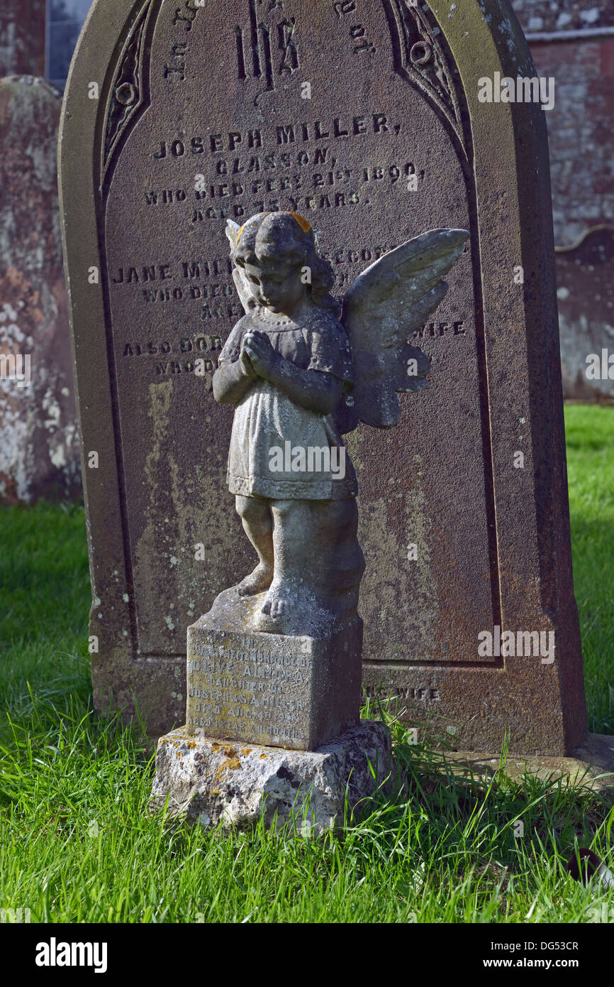 Engel Statue Grabstein. Kirche von St. Michael. Bowness auf Solway, Cumbria, England, Vereinigtes Königreich, Europa. Stockfoto