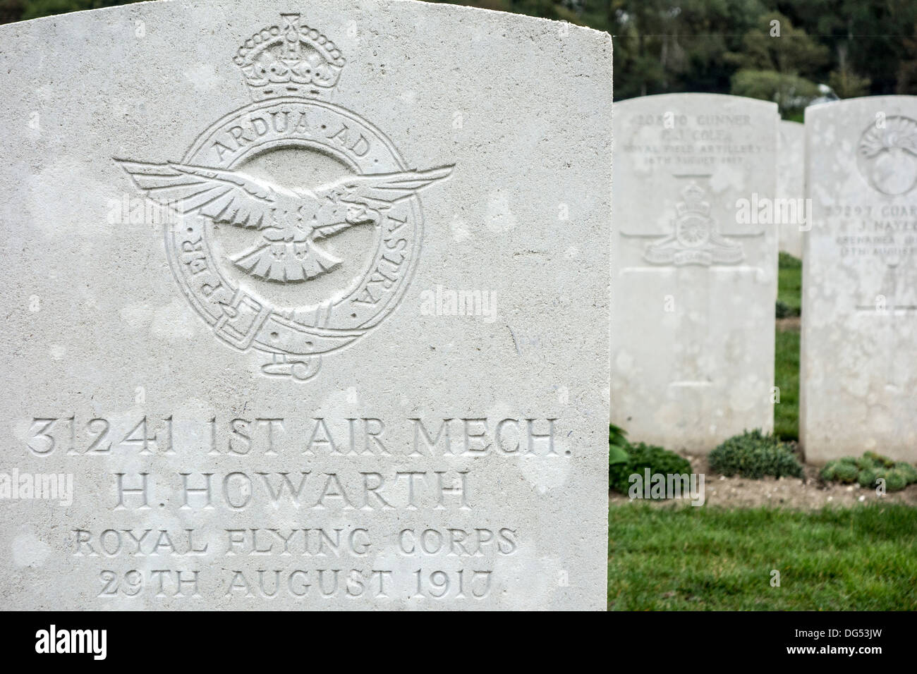 Royal Flying Corps-Regiments-Abzeichen auf Grabstein im Friedhof von der Commonwealth War Graves Commission für ersten Weltkrieg Soldat Stockfoto