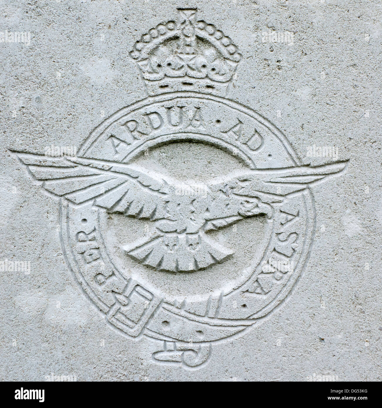 Royal Flying Corps-Regiments-Abzeichen auf Grabstein im Friedhof von der Commonwealth War Graves Commission für ersten Weltkrieg Soldat Stockfoto