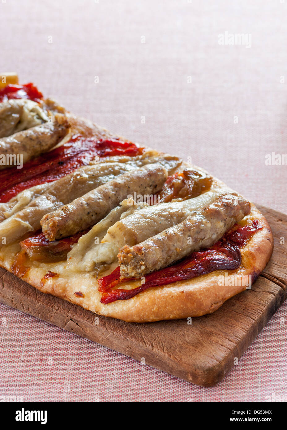 Hausgemachte Pizza mit Wurst, Auberginen und rotem Pfeffer Stockfoto