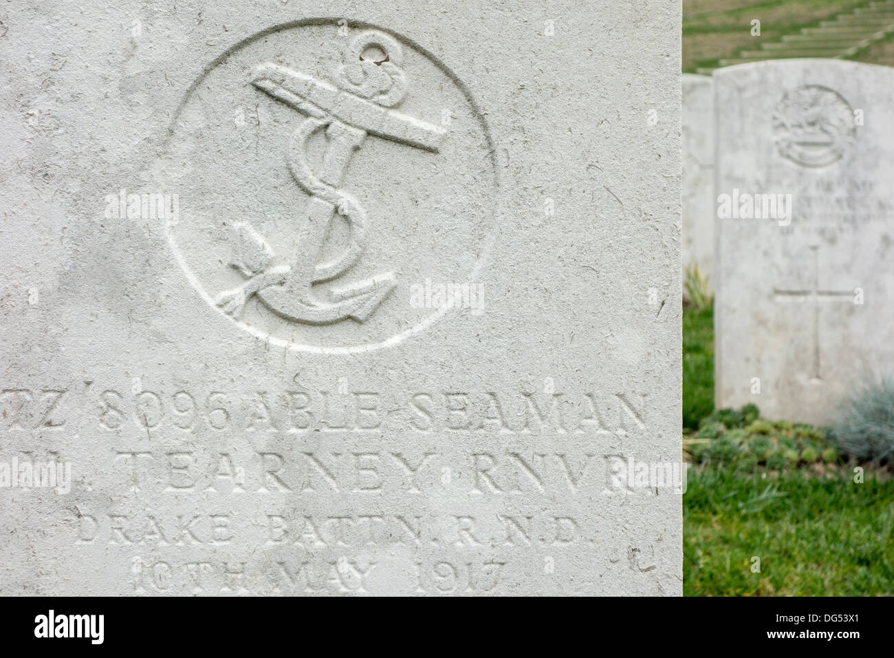 Drake Bataillon RND / Royal Naval Division Regiments-Abzeichen auf Grabstein im Friedhof der Commonwealth War Graves Commission Stockfoto