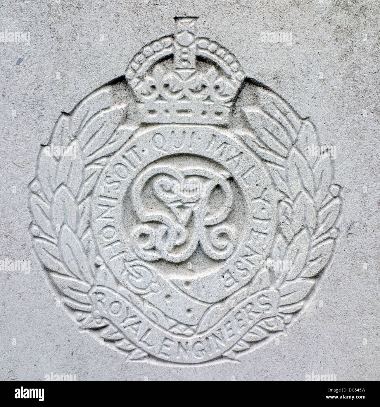Königliche Ingenieure Regiments-Abzeichen auf Grab, Friedhof der Commonwealth War Graves Commission für Erster Weltkrieg britische Soldaten Stockfoto
