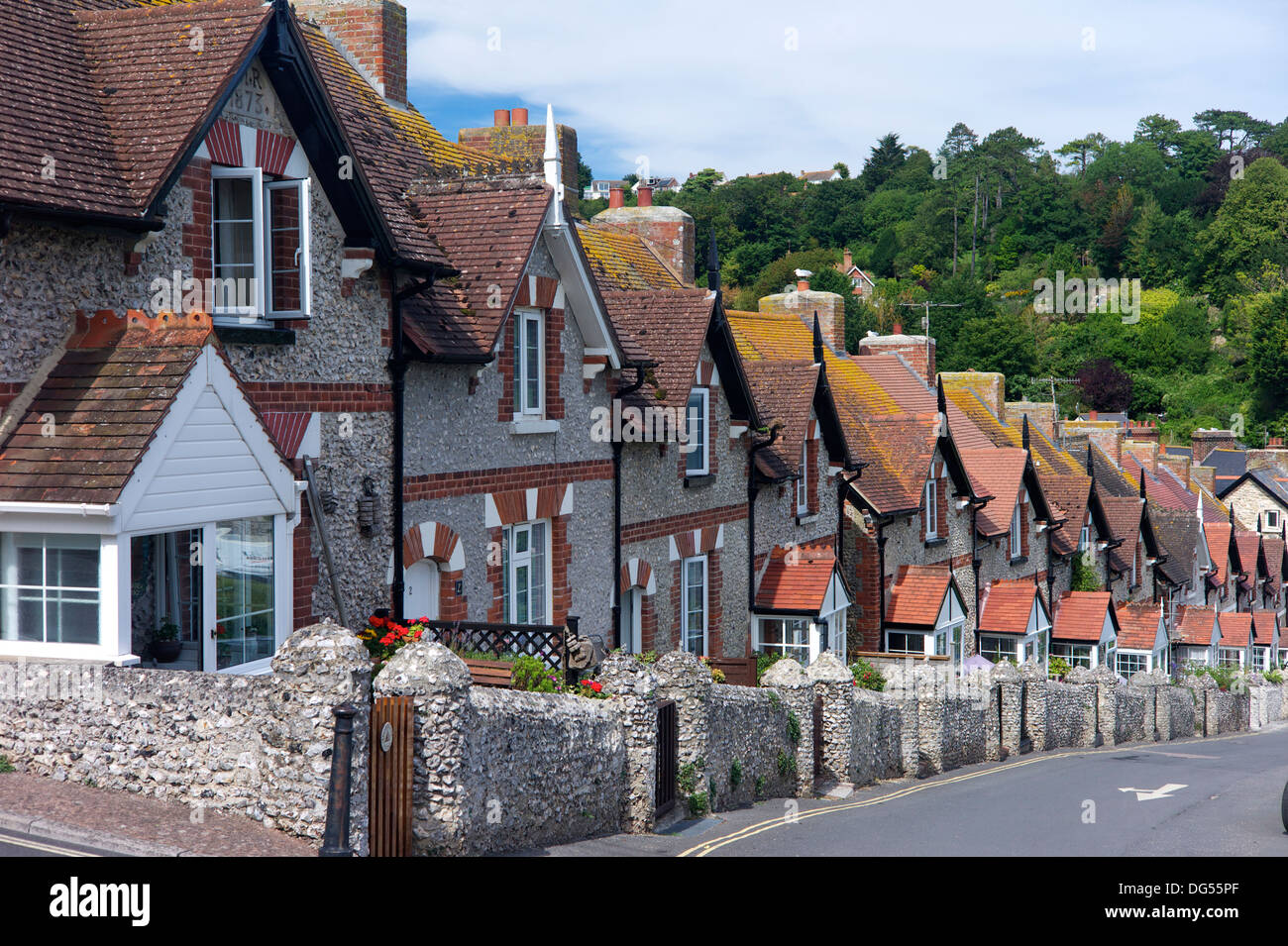 Eine Reihe von terrassenförmig angelegten Bungalows, Bier, Devon, UK Stockfoto