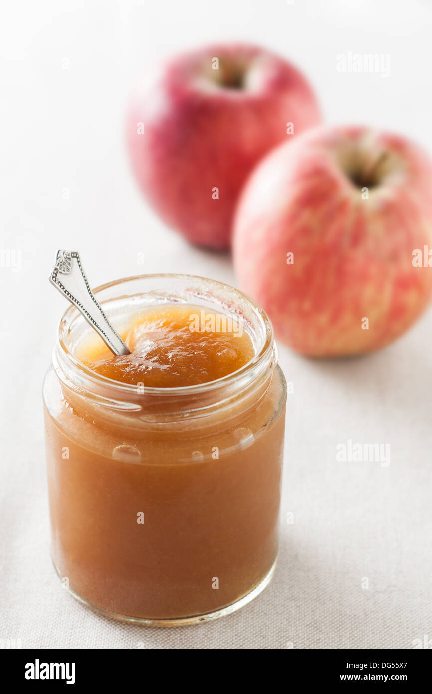 Glas hausgemachter Apfel Marmelade Stockfoto