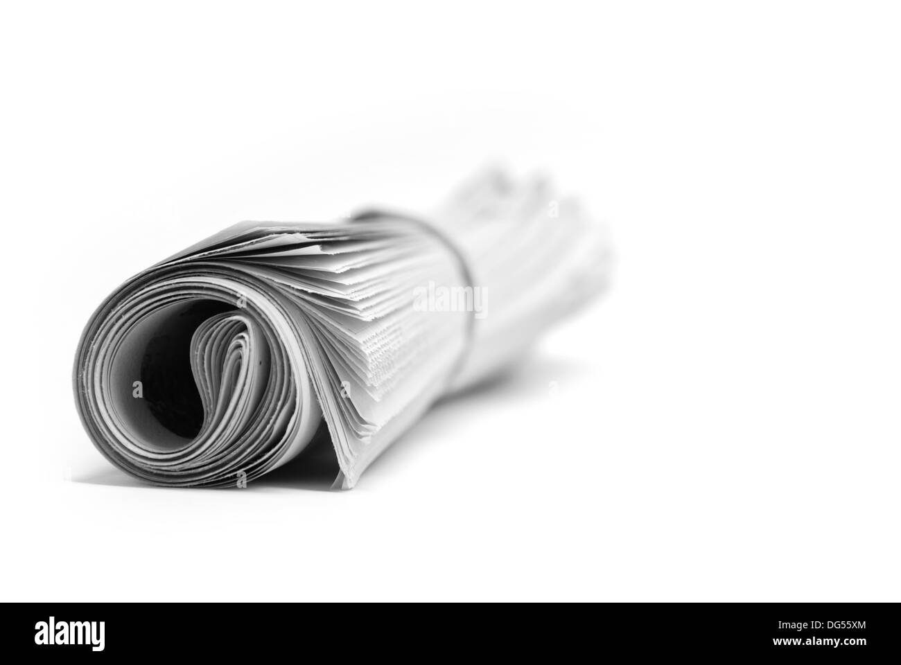 Aufgerollt Zeitung isoliert auf weißem Hintergrund Stockfoto