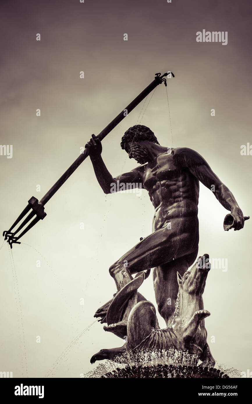 Detail der Statue des Poseidonon in Danzig an einem bewölkten und regnerischen Himmel im Hintergrund, Polen Stockfoto