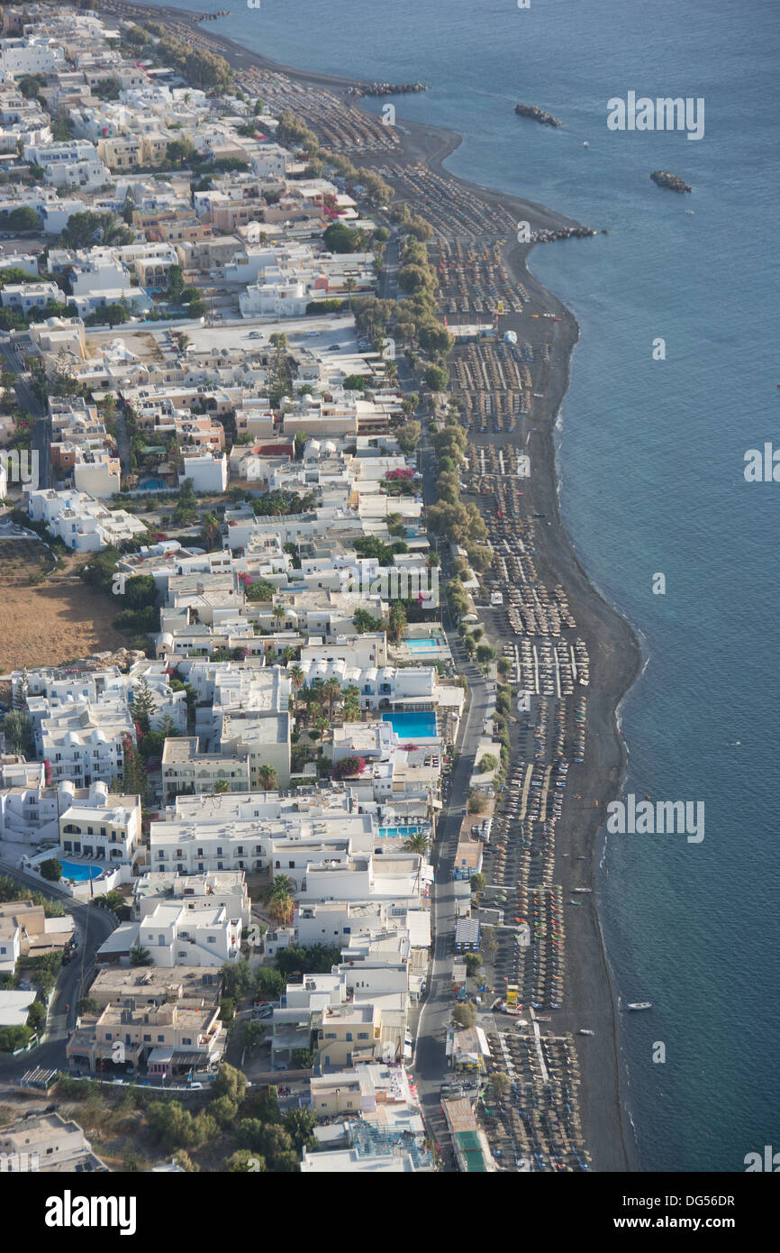 SANTORINI (THIRA), KYKLADEN, GRIECHENLAND. Einen erhöhten Blick auf den Ferienort Kamari, mit seinem schwarzen vulkanischen Sand Strand. Stockfoto