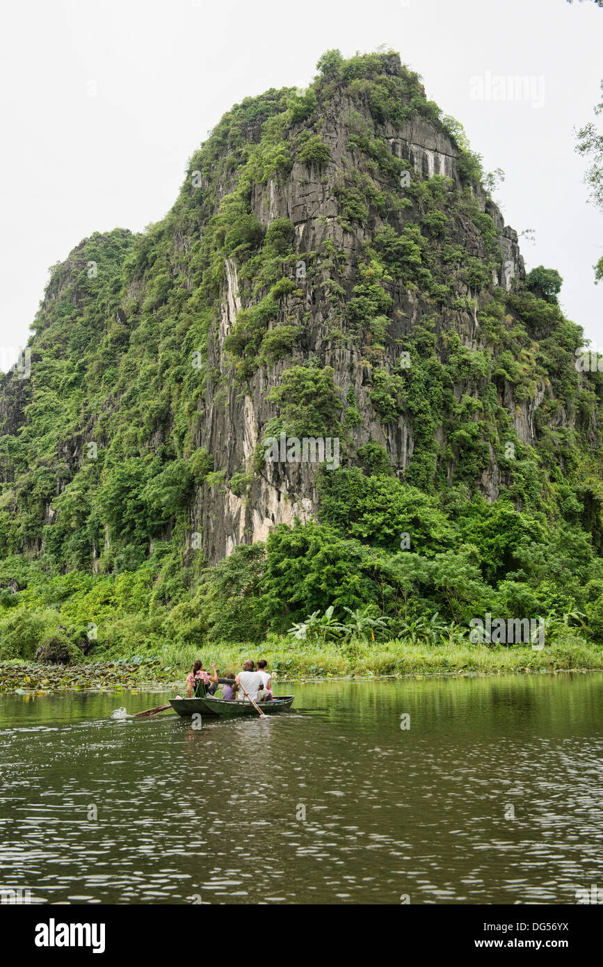 Sightseeing am Fluss Tam Coc in Ninh Binh, Vietnam Stockfoto