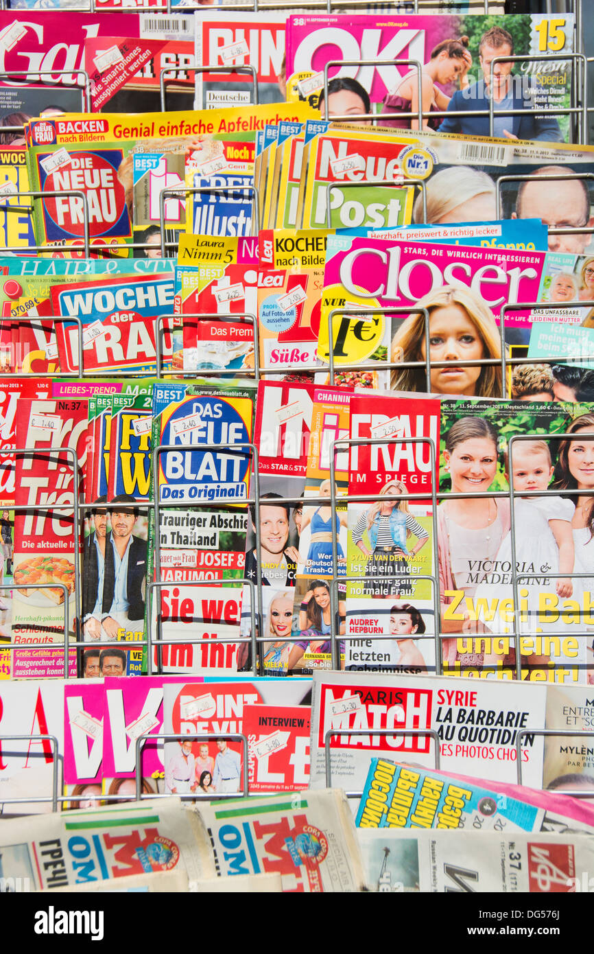Es gibt viele glänzende Lifestyle-Magazine (meist deutschen) auf einem Gestell. 2013. Stockfoto