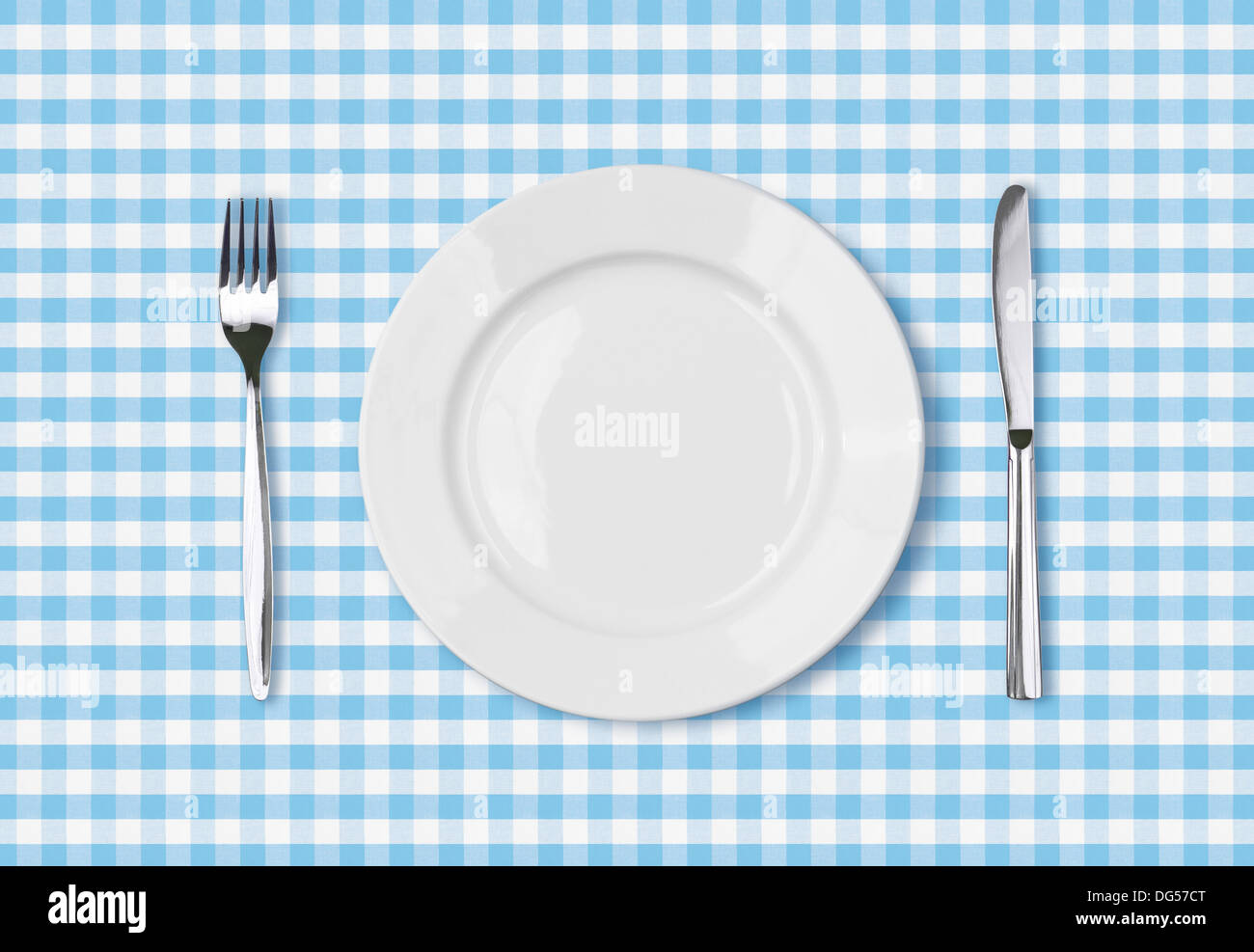 leere Abendessen Platte Draufsicht auf blauen Picknick Tischdecke Stockfoto
