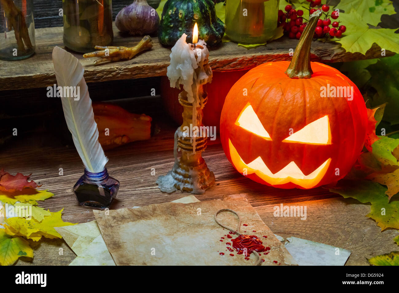 Halloween-Platz auf dem alten Hexen-Tisch Stockfoto