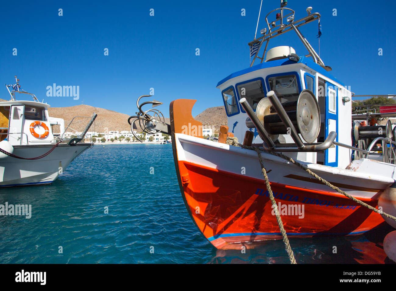 Kleine Fischer Boote am Ägäischen Meer, Hafen von Folegandros, Griechenland, 2013. Stockfoto