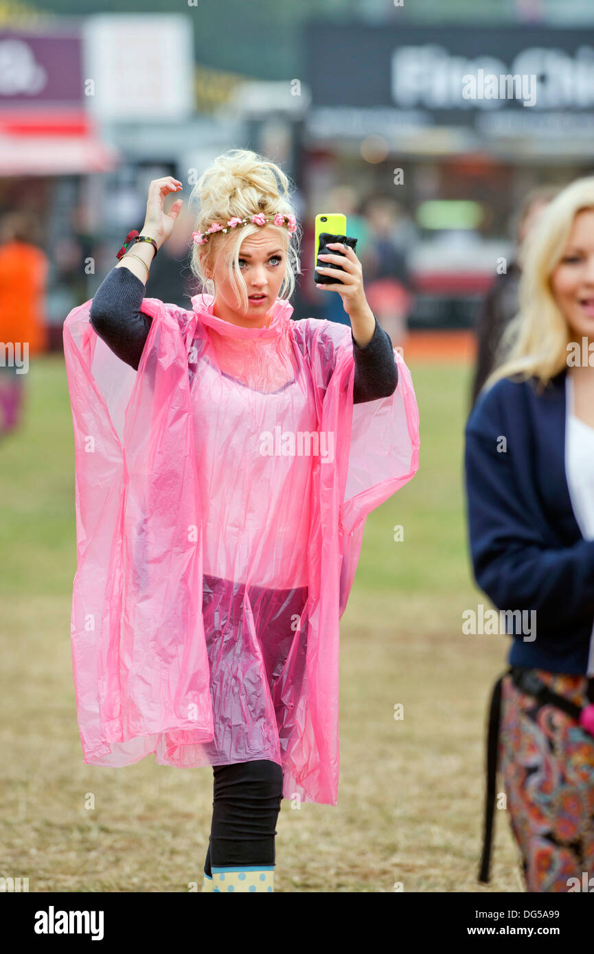 Das Reading Festival - passt ein Musik-Fan ihr Haar warm für die Hauptphase Aug 2013 Stockfoto