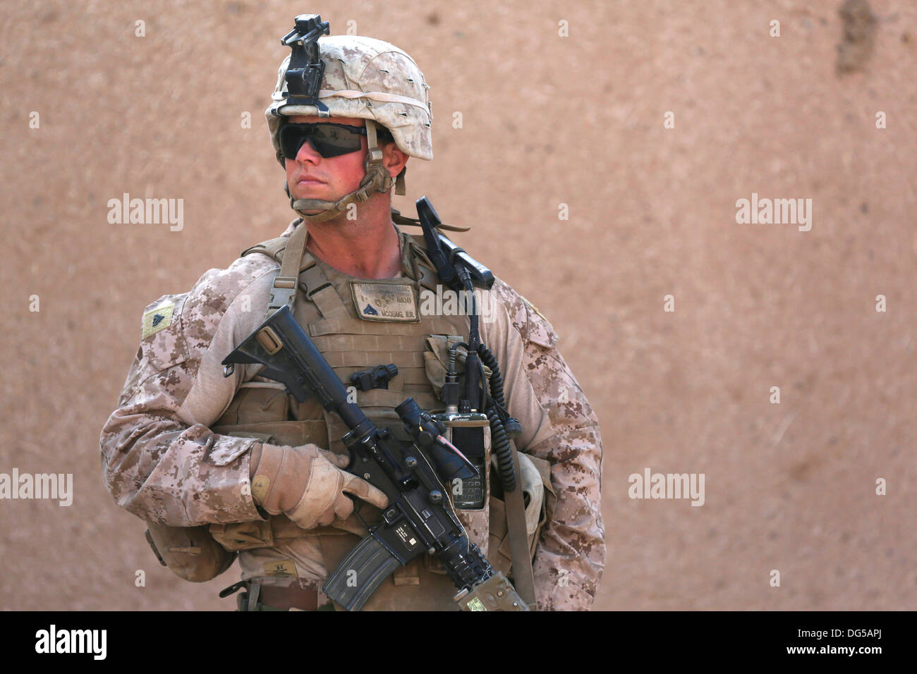 US-Marines mit Alpha Company, 9. Marineregiment suchen ein Dorf während einer Patrouille Fuß 12. Oktober 2013 in der Provinz Helmand, Afghanistan. Stockfoto