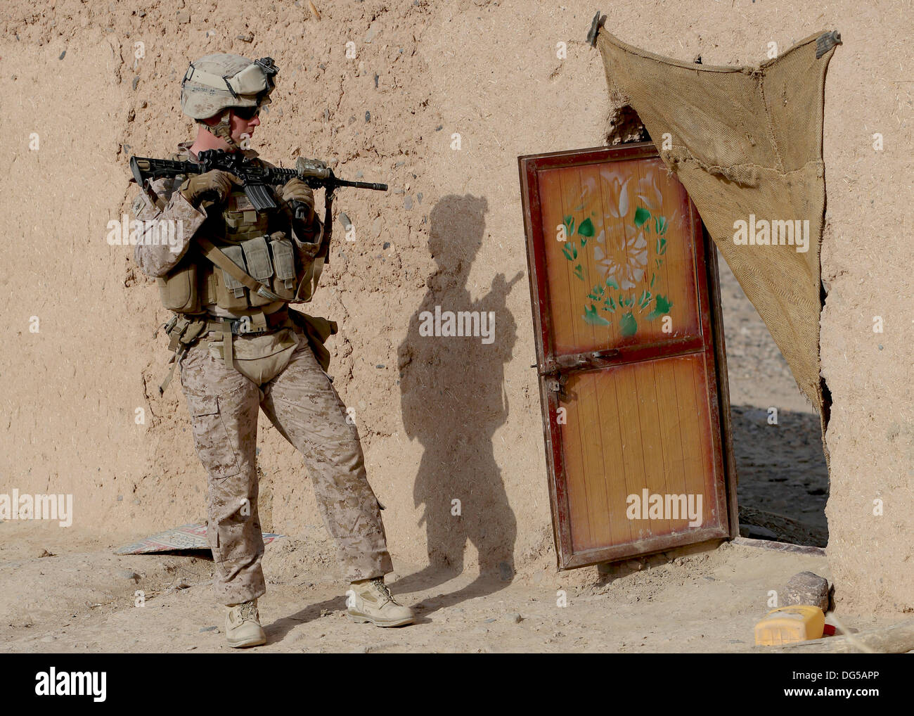 US-Marines mit Alpha Company, 9. Marineregiment suchen ein Dorf während einer Patrouille Fuß 12. Oktober 2013 in der Provinz Helmand, Afghanistan. Stockfoto
