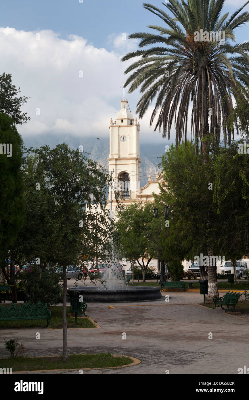 Der Hauptplatz und der Kirche San Juan Bautista in Garcia, Nuevo Leon. Stockfoto