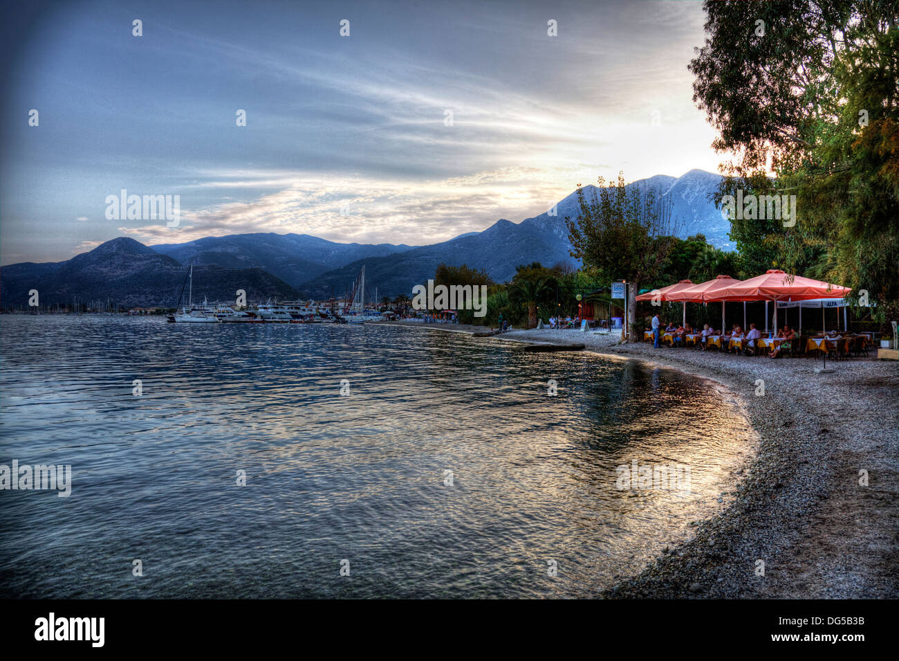 Dämmerung fällt auf Nidri Nydri Küste Küste und Tavernen Restaurants Hafen Hafen Lefkada Lefkas griechischen Insel Griechenland Stockfoto