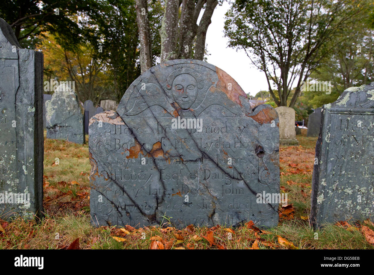 Alten New England Friedhof Grabstein, Grabstein, Plymouth Rock, Massachusetts im Herbst Stockfoto