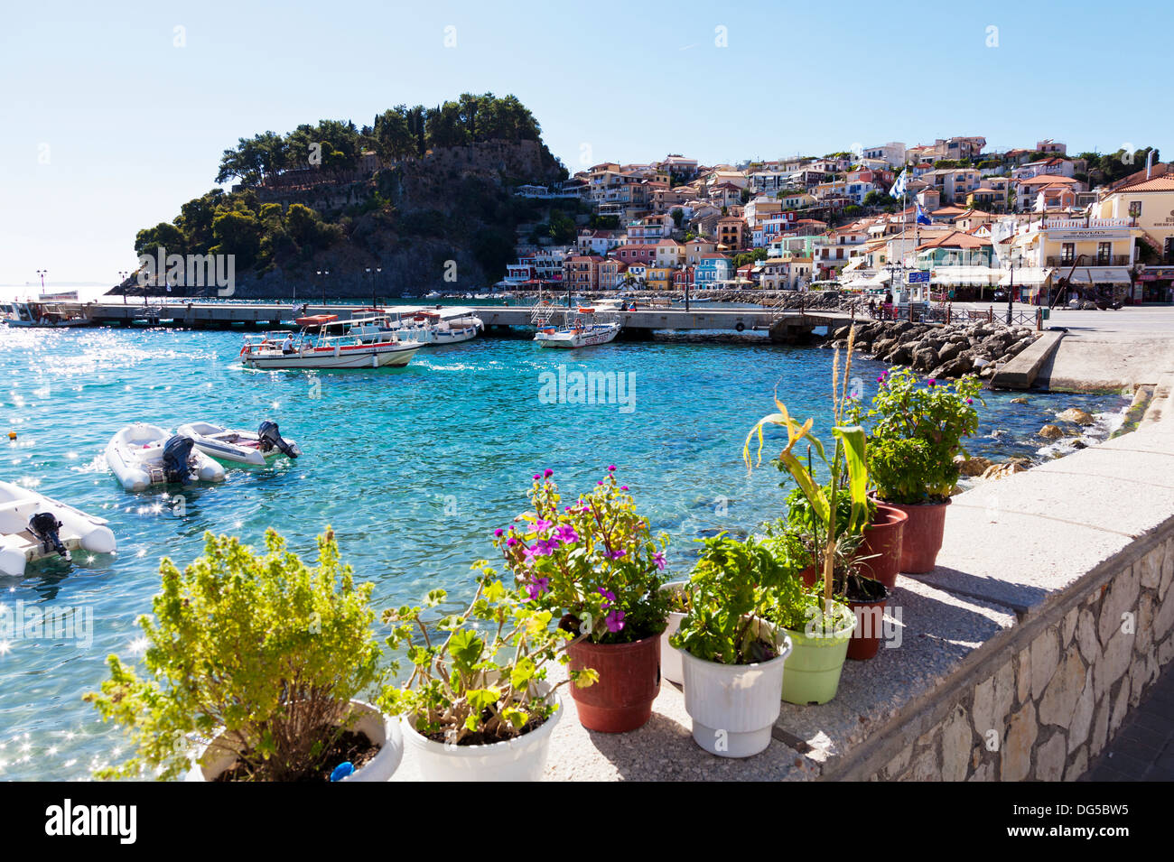 bunte Häuser Wohnungen mit Blick auf Hafen von Parga Hafenstadt Griechisch Griechenland Stockfoto