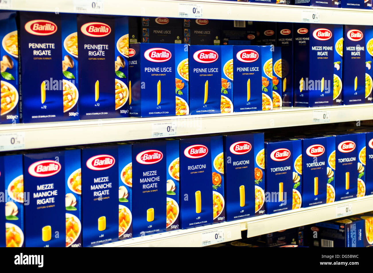 Boxen von italienischen Barilla-Nudeln in den Supermarktregalen in Bologna, Italien. Stockfoto