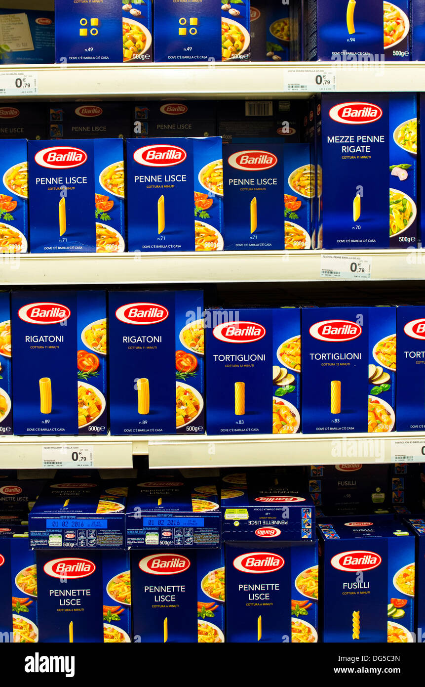 Boxen von italienischen Barilla-Nudeln in den Supermarktregalen in Bologna, Italien. Stockfoto