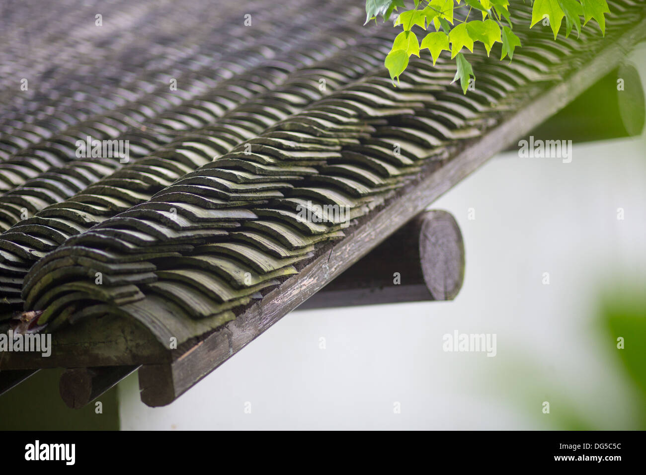 Detail von einem traditionellen Dach machen in Hangzhou, China Stockfoto