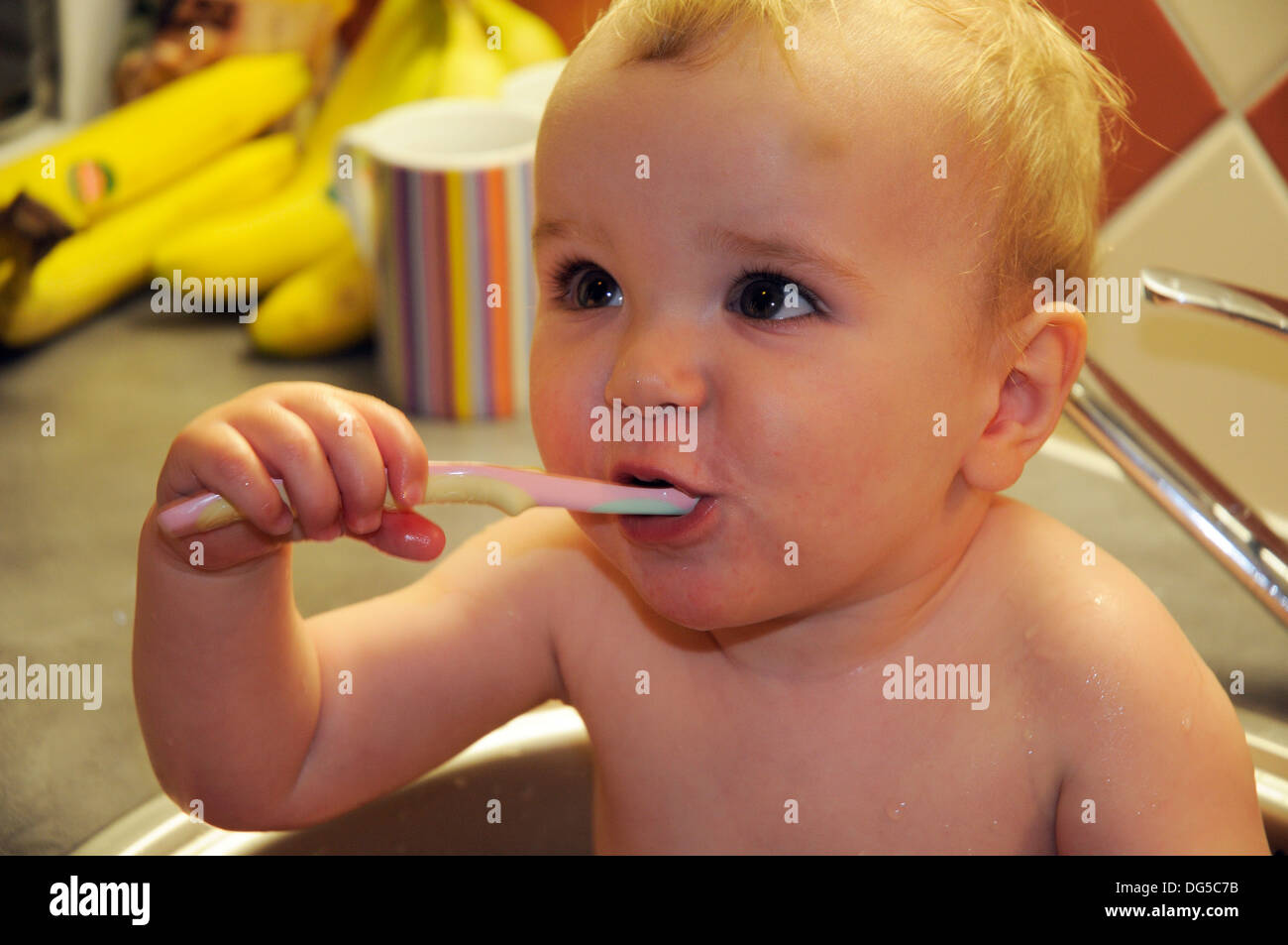 Einen kleinen Jungen, der seine Zähne putzen Stockfoto