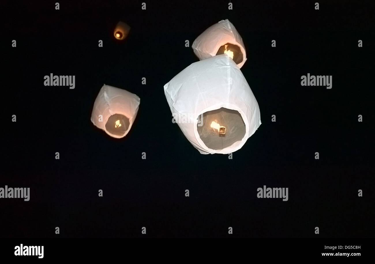 Weißes Feuer Ballon auf dem Hintergrund der dunklen Nacht Stockfoto
