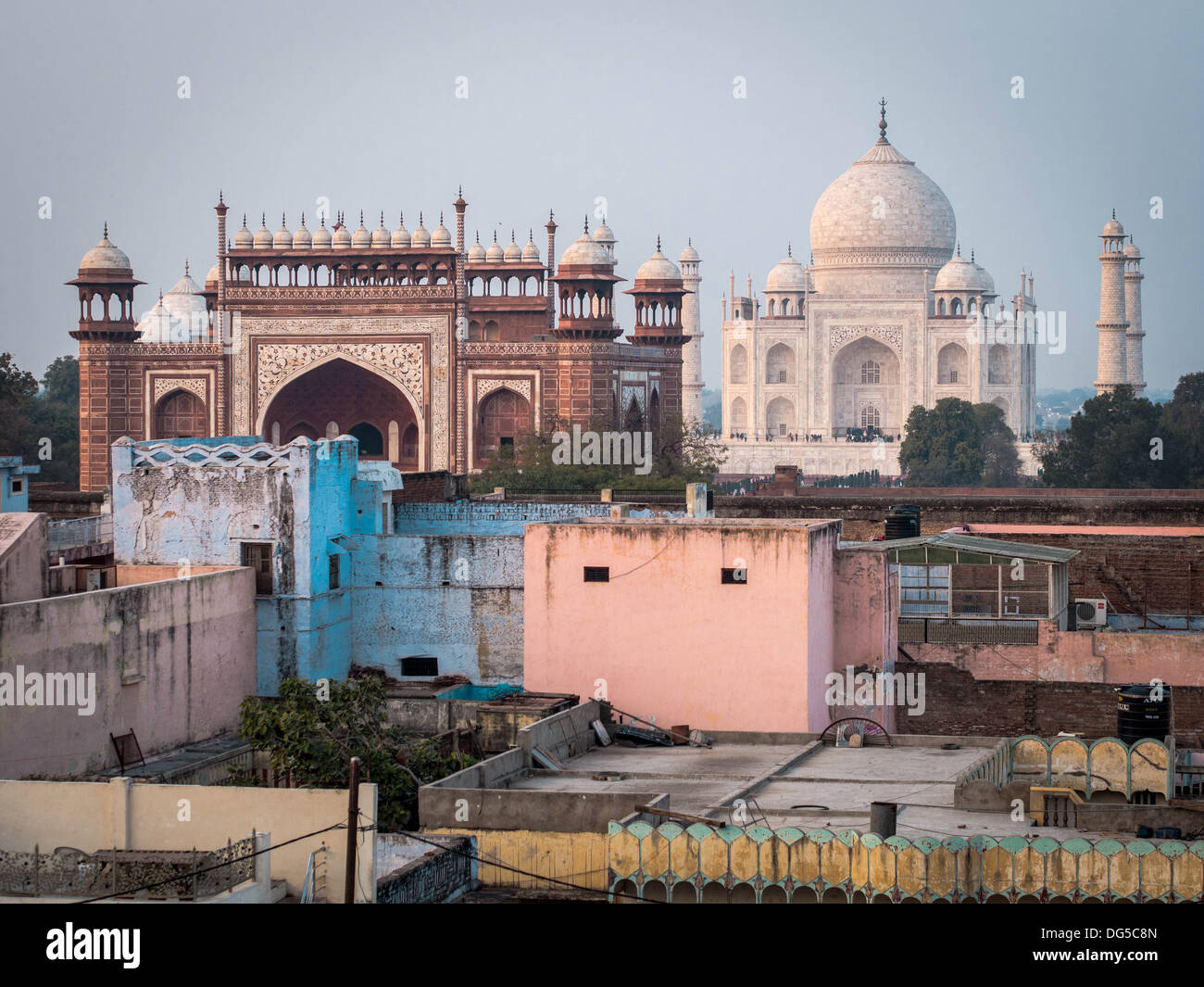 Das Taj Mahal gesehen von einem nahe gelegenen Dach in Agra, Indien. Stockfoto